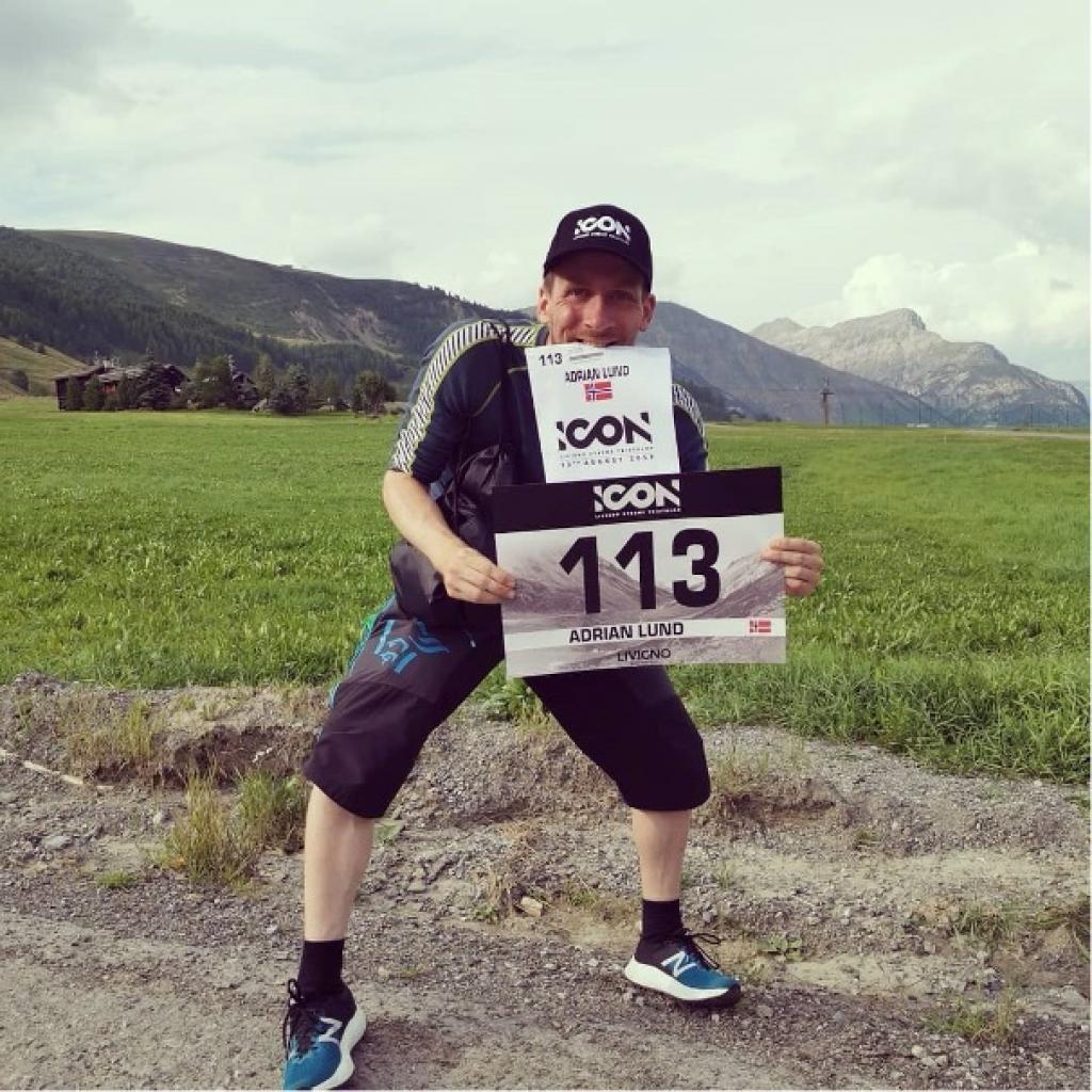 Adrian Lund holder plakat med 113 poeng etter Marathon i Lago de Livigno, Italia